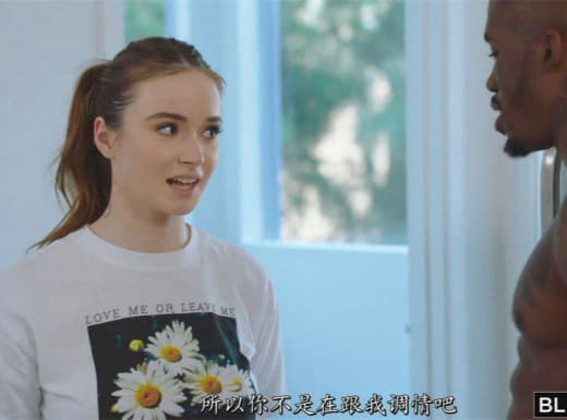 他妈的我在我的性感内衣！娇小黑发青少年想暨上她的奶